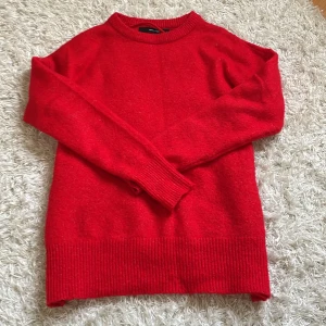 Röd stickad tröja  - Säljer denna fina stickade tröjan i mycket fint skick ❤️