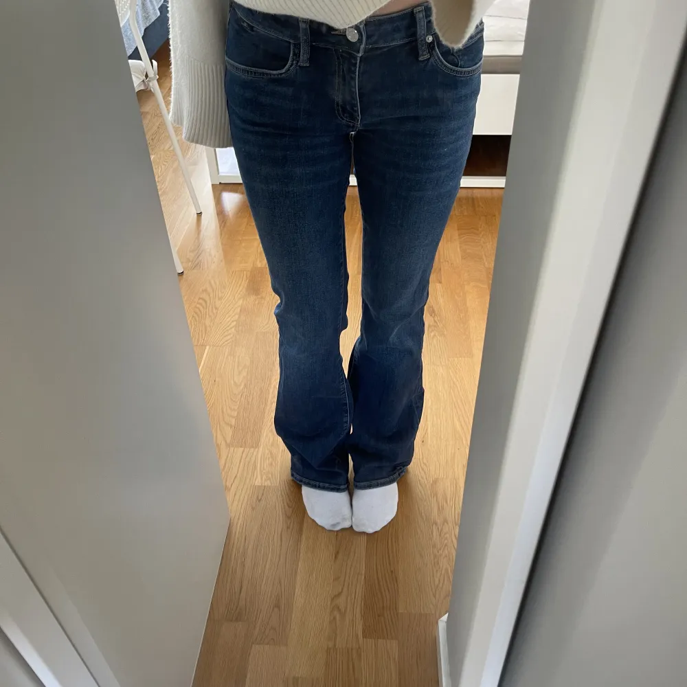 säljer dessa mörkblåa jeans för dom inte kommer till användning längre o är lite stora. Dom är köpa på zalando men dom heter mavi jeans . Jeans & Byxor.