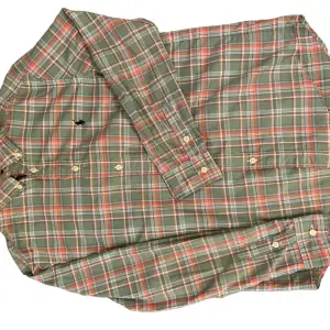 Ralph lauren skjorta som aldrig är använd och är i storlek 14-15.