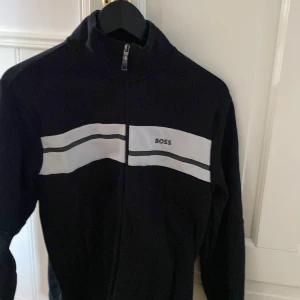 Hugo boss zip sweatshirt  - En Hugo boss sweatshirt som är använd o köpt för 2000 nypris
