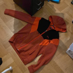 Hugo boss hoodie  - Hej säljer min Hugo boss hoodie, andvänd ett få tal gånger. Ny skick inga märken eller skador på tröjan. Bara höra av dig om du har frågor och funderingar 👍