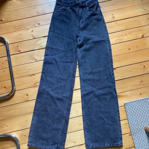 Högmidjade jeans - Högmidjade jeans. Stl 34. Använda 2 gånger max. Säljer pga att de är för små. 