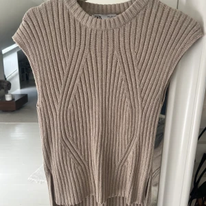 stickad väst från zara - en jättefin stickad väst från zara! endast testad så inget slitage eller fläckar! 