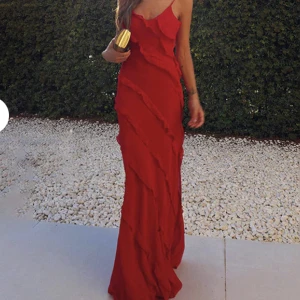 Världens finaste balklänning - Säljer en jättefin balklänning. Köpte för 800, säljer för 500.