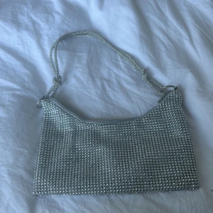 Super snygg glitter väska🪩🪩 - Passar perfekt till fest, säljer då jag aldrig använt den!! Super bra skick🪩