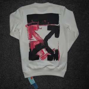 Off White Sweatshirt - En väldigt fin Off White sweatshirt. Tröjan är helt ny aldrig använd. Säljer på grund av att den inte passar mig. Vid frågor eller om du vill ha fler bilder kontakta mig🤝🏽pris kan diskuteras🤝🏽