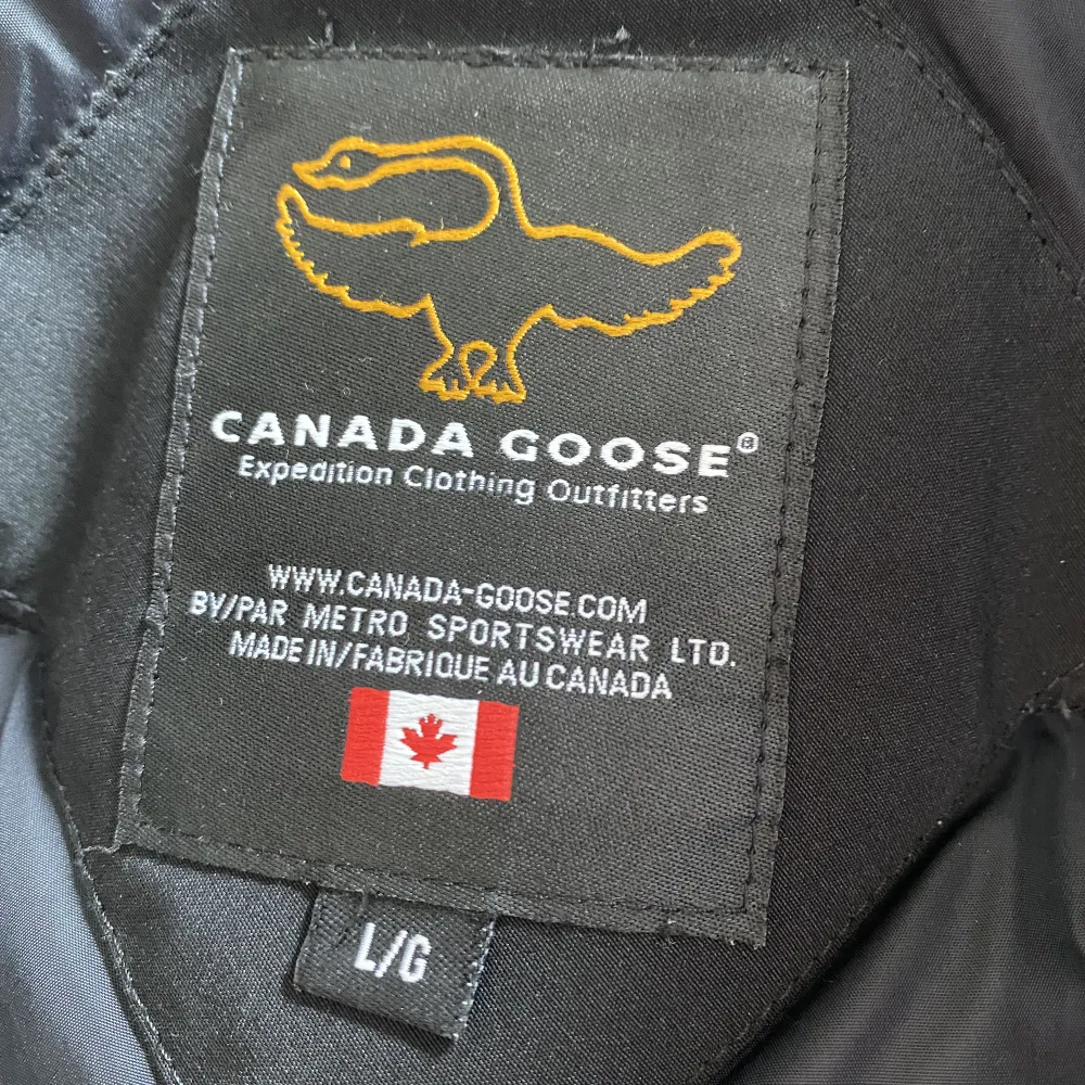 Canada Goose svart vinterjacka i fint skick. Storlek L/G och skulle säga att det motsvarar xs/s. Jag är 1,64 och passar mig bra. . Jackor.