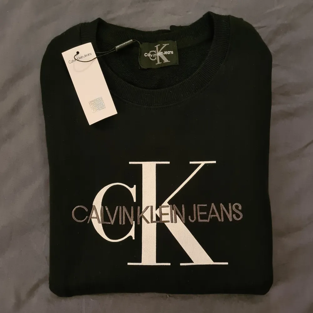 Säljer denna feta 1:1 Calvin Klein sweatshirten då den inte passar och inte går att returnera. Därför är den 10/10 Nyskick, har bara provat den 2ggr. . Tröjor & Koftor.