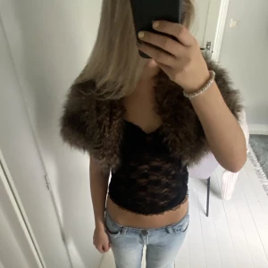 Päls bolero - Säljer min snyggaste bolero som är i päls assså aah älskar den men får tyvärr inte använding av den!!! Rekommenderar verkligen🤩🤩🙌🏼🙌🏼🙌🏼
