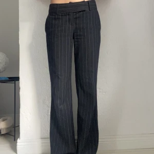 Lågmidjade kostymbyxor! - Säljer nu dessa lågmidjade kostymbyxorna som är PERFEKTA!🥰 De har smala vita ränder😍😍Innerbenslängd: 80cm, midjemåttet: 37cm rakt över❤️❤️