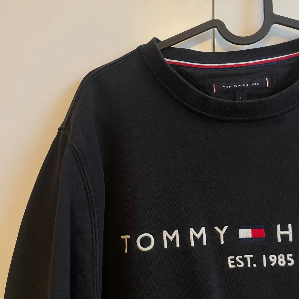 Svart sweatshirt från Tommy Hilfiger i storlek L. Hoodies.