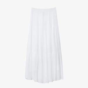 Säljer min helt oanvända kjol från stradivarius, säljer den eftersom det är för lång för mig. Är 158cm lång men skulle funka fint för någon runt 165! Orginalpriset som jag köpte kjolen för är 300kr 💘
