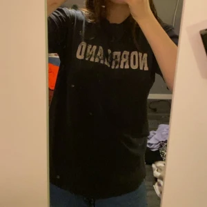 T-shirt  - Oversized svart t-shirt med tryck ”Norrland” 