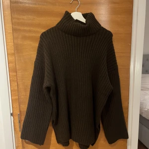 Stickad tröja  - Aldrig använd, lite längre på baksidan