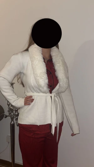 Bubbleroom kappa - En superduper snygg jacka/kappa från bubbleroom som jag bara har använt ett par gånger. Köpte den 2022 men tills det har den bara legat i garderoben. Anledningen till att jag inte använder den är föratt jag inte riktigt passar med färgen.