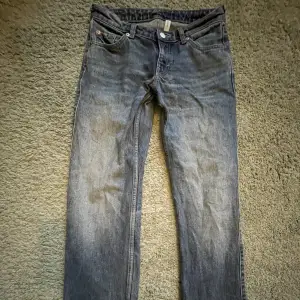 Lågmidjade jeans från weekday i en mörkblå färg. I väldigt gott skick⭐️ 