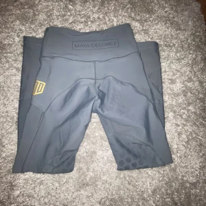 Maya Delorez Ridtights - Säljer dessa fina Maya Delorez ridbyxorna då jag inte rider längre. De är i fint skick men har tecken på användning. 🌸