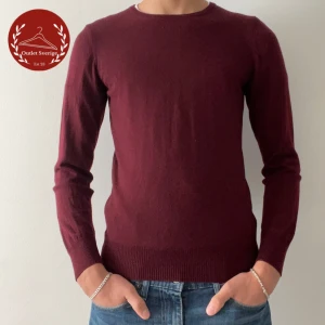 Riley merino tröja  - Just nu säljer vi en fin merino tröja från Riley i färgen vinröd, skick 8/10. Hör av er vid frågor och funderingar!