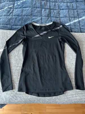 Träningströja nike - Långärmad träningströja från Nike. Säljer pga för stor för mig, använt några gånger och varit supernöjd. Inga fläckar eller skador, ser ut som ny!