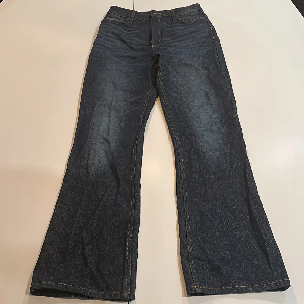Skit snygga och trendiga mörkblå baggie bootcut jeans köpta från Asos. Storlek W28 L30. Oanvända då de var lite för stora för mig.  Bara att skriva vid fler frågor!. Jeans & Byxor.