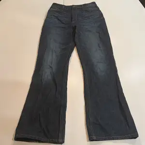 Skit snygga och trendiga mörkblå baggie bootcut jeans köpta från Asos. Storlek W28 L30. Oanvända då de var lite för stora för mig.  Bara att skriva vid fler frågor!