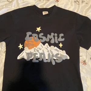 Broken Planet ”Cosmic Peaks” T-Shirt - Heavyweight (300GSM) t-shirt med puffprint från BPM, köpt i maj och säljer då jag är i behov av pengar