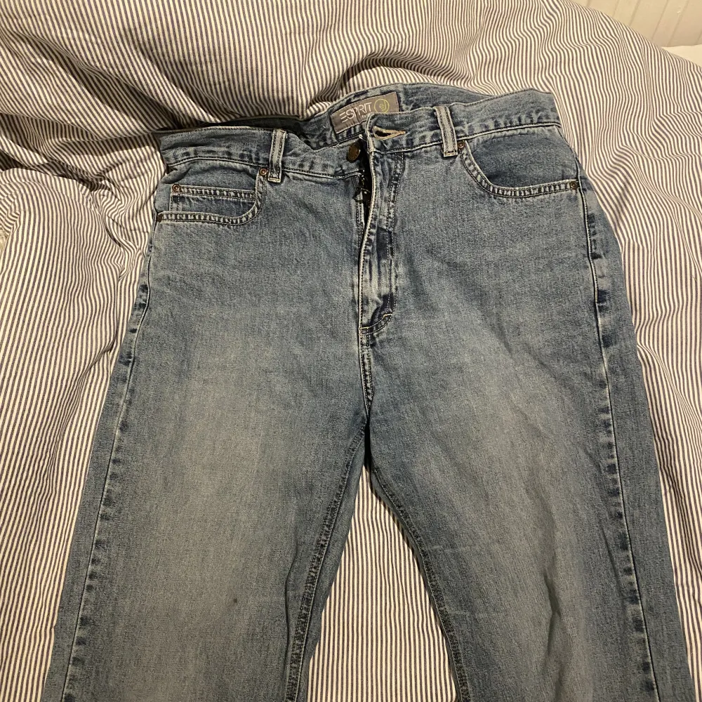 Säljer mina jeans från espirit. Sprättat upp de där nere så det har blivit hål och dragkedjan är sönder men det är fixat med en hårsnodd. För korta för mig som är 174. . Jeans & Byxor.
