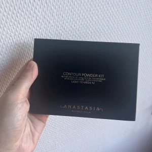 Anastasia Contour Kit Light To Medium  - Nypris: 545 på kicks.