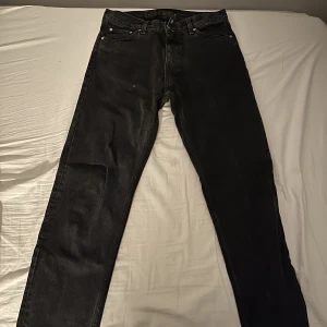 Jeans - Jeans från weekday, modell barrel. Passar inte mig i längden. Skulle säga att den passar någon som är mellan 170-180cm. Köparen står för frakt. 350kr.