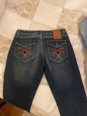 Bootcut jeans - Mörkblåa jeans med tryck bak. Sparsamt använda💕