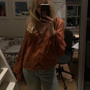 Blus  - Jättefin röd orange blus från Bikbok! Knappt använd. Jättesnygg färg nu till hösten. Blusen är mycket mer röd aktig än vad som syns på bilerna. Älskar passformen! 
