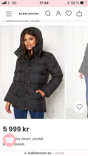 Boomerang jacka  - Säljer denna boomerang jackan då den inte kommer till användning längre, köpte förra vintern använde den då men inte längre, knappen längst ner på jackan är tyvärr sönder halva knappen är av med det inget som syns annars är den i bra skick!💕