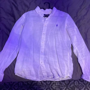 Ralph lauren skjorta - Hej, säljer min Ralph lauren linneskjorta. Den är i okej skick äftet jag lagat den därav priset. Se lagningar på bild tre. Hör av er vid frågor eller mer bilder. 