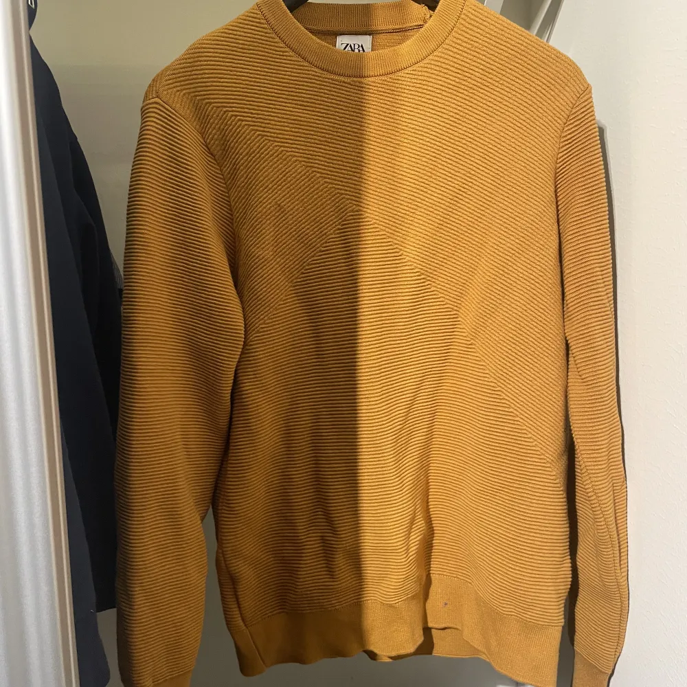 Säljer denna Knitted sweatern eftersom den aldrig kommit till användning eftersom det inte är min stil alltså är den fortfarande i nytt skick . Neuleet.