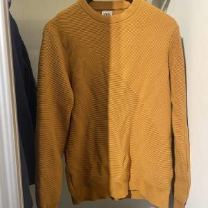 Säljer denna Knitted sweatern eftersom den aldrig kommit till användning eftersom det inte är min stil alltså är den fortfarande i nytt skick 