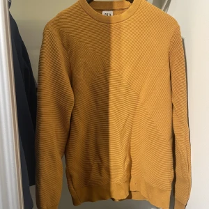 Sweater - Säljer denna Knitted sweatern eftersom den aldrig kommit till användning eftersom det inte är min stil alltså är den fortfarande i nytt skick 