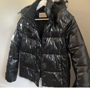 Calvin Klein jacka - säljer min populära jacka ifrån Calvin Klein!! Storlek xs  Nypris 2269 