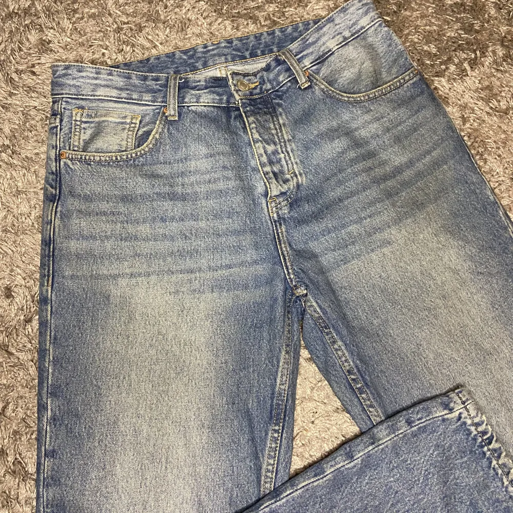 Säljer dom här blåa jeansen ifrån Zara som ja köpte förra året men inte blivit använda så många gånger. Skick (7/10)  finns en liten smutsfläck på ena byxbenet men det är bara att tvätta så är det borta. Skriv för funderingar eller mer bilder!. Jeans & Byxor.