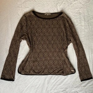 Vintage pariströja!💋 - En ascool vintagetröja med sjukt häftigt mönster på! Den är köpt i en vintagebutik i Paris men aldrig använd, är i bra skick! Står XL men sitter som en M tycker jag, skriv för mer info!💋