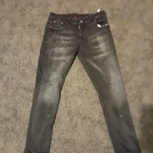 Dsq2 Jeans - Har dålig kamrea men kan lösa bättre kom privat för bättre bilder men använt få gånger bara 