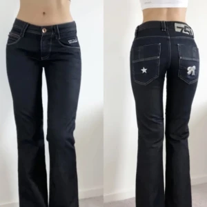 Jeans  - snygga jeans från Jack and Jones med egna detaljer på bakfickorna. Midja=76cm och innerbenslängden=83cm  Skriv vid frågor 🩵🤗