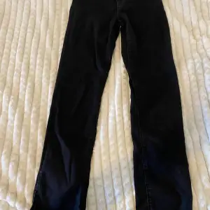 Svarta jeans från Gina tricot Young i storlek 158. Mycket fint skick då dom bara är använda en gång. I byxslutet har jeansen slits. Rak i modellen. Köparen betalar frakten. 