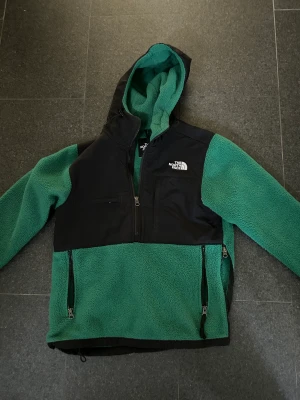 The North Face Fleece - Skön fleece i utmärkt skick, storlek XS. Säljer då den blivit för liten.