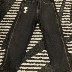 Butter Goods jeans - Butter goods jeans. Använda ett fåtal gånger men i fint skick, liten fläck där back men går bort om man tvättar. Hör av er vid frågor! Priset går att diskutera :)