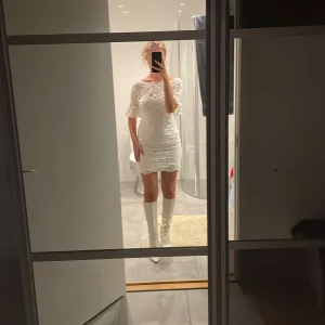 Vit spets klänning - En fin spegts klänning i vit, perfekt för student eller andra festtillfällen. Endast använt 1 gång.