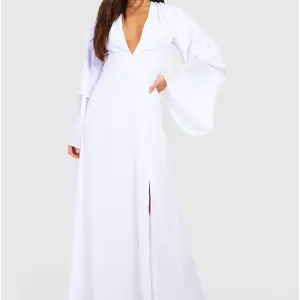 vit långklänning med volanger i storlek 44, passar dock S/M/L. den är från tall kategorin så passar 170-180cm. om du är kortare så går den alltid att sy upp. (helt oanvänd) :) 