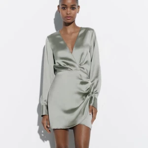 Söker - Söker denna satin klänning i stl S/M från zara!! 