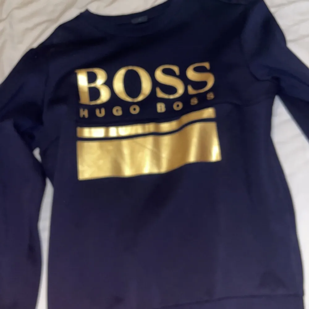 Säljer en Hugo boss tröja strl . Hoodies.