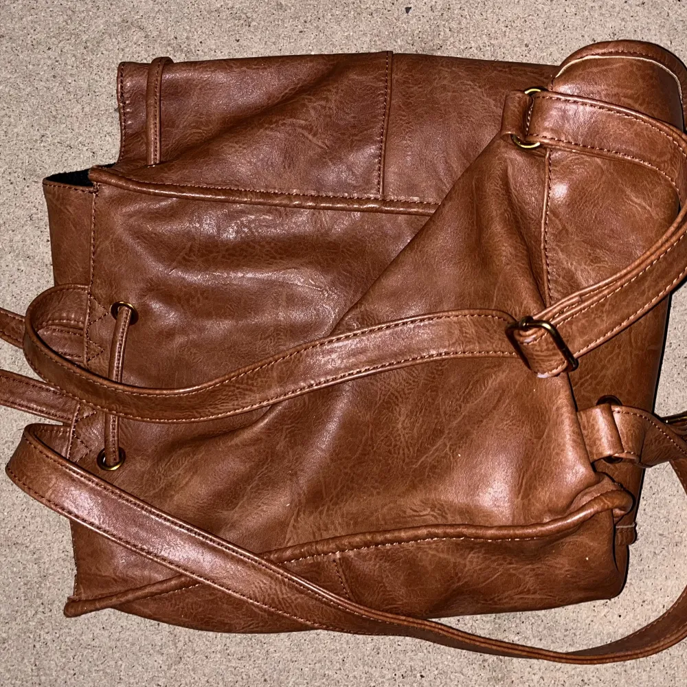 Ryggsäck från ASOS i bra skick. Den är i kamelbrun färg och rymlig🧡. Väskor.