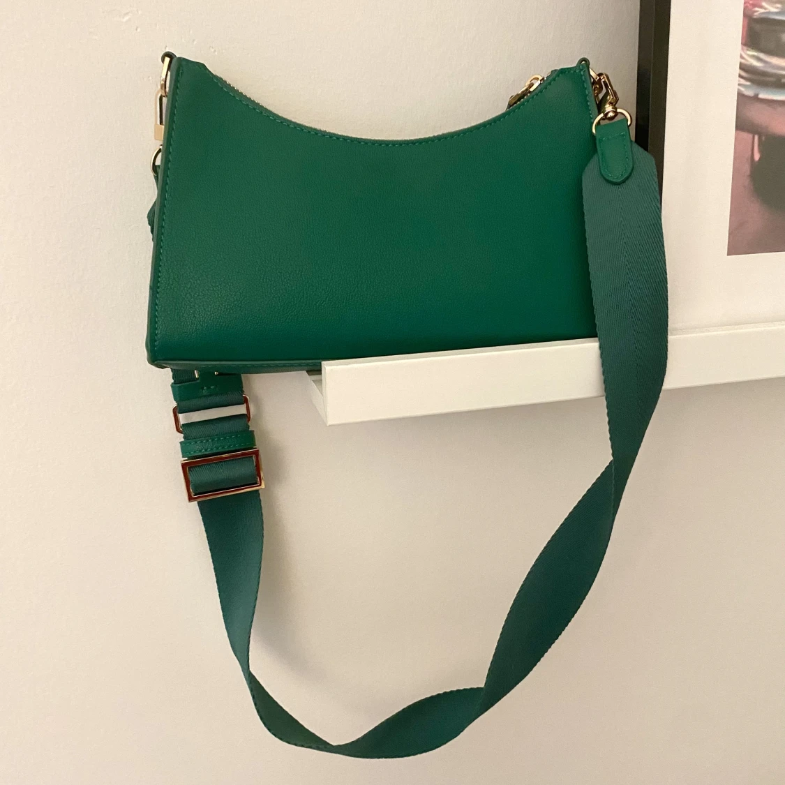 Axelremsväska grön med gulddetaljer